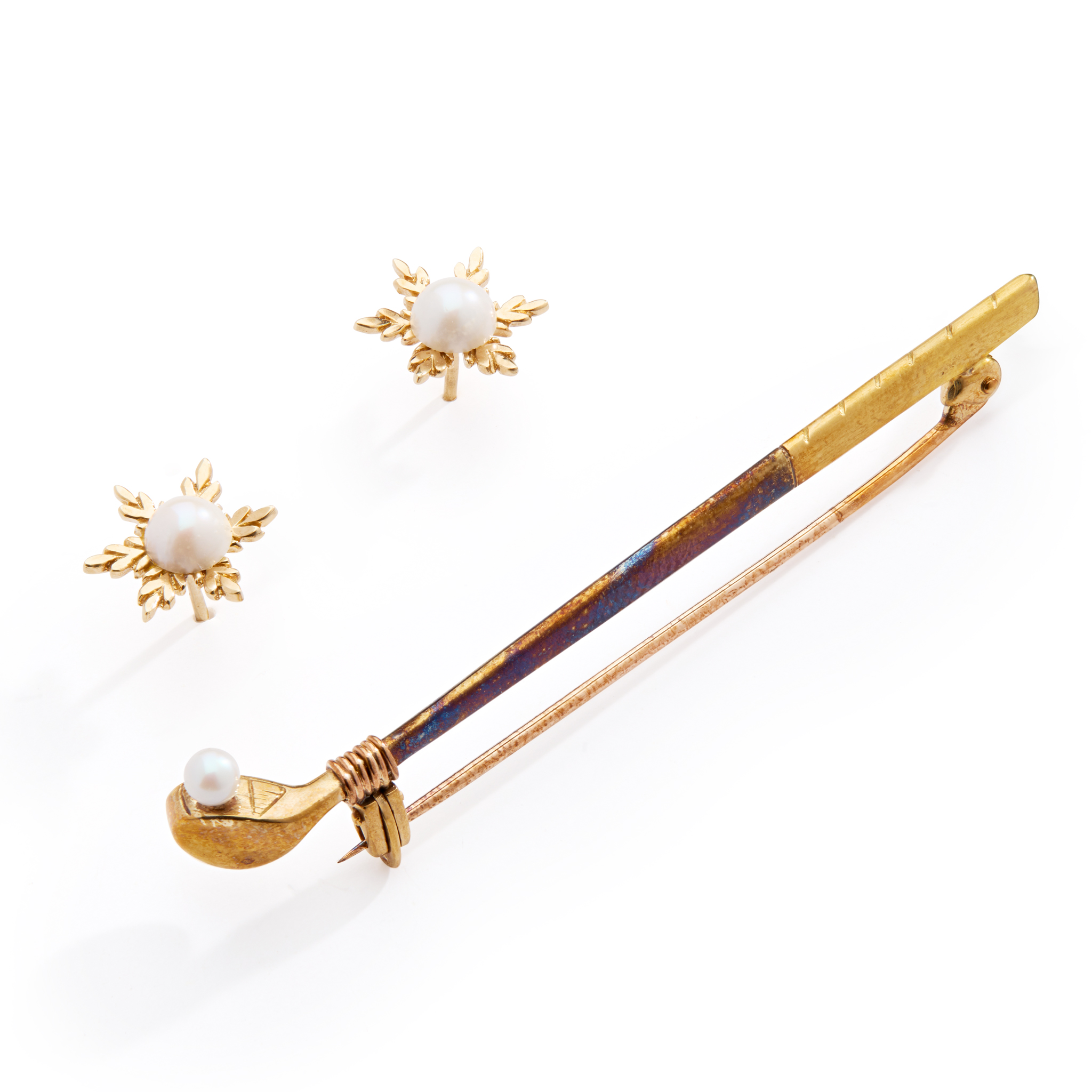 A 9CT GOLD SCOTTISH FRESHWATER PEARL BROOCH AND EARRINGS