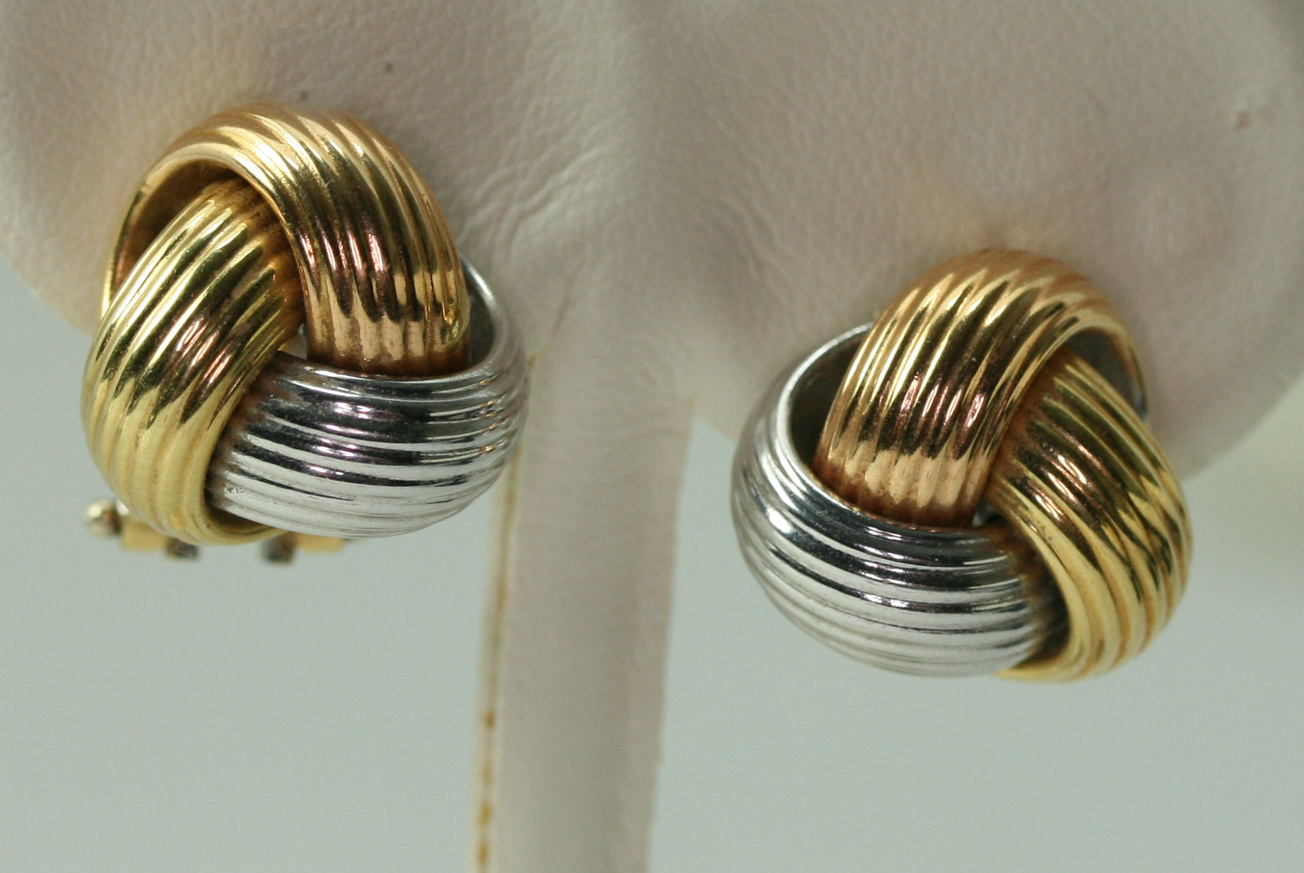 A sapphire and diamond circular cluster ring