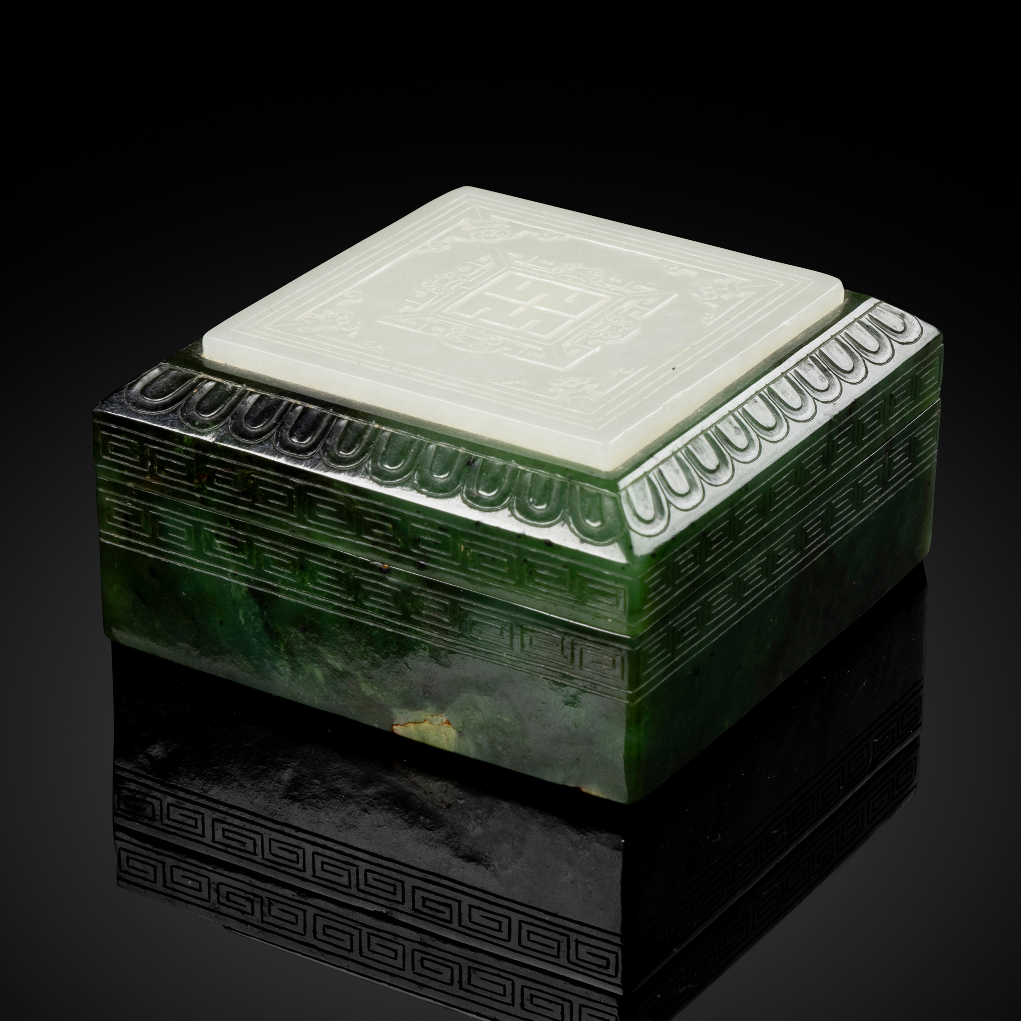 CHINESE SPINACH GREEN JADE SQUARE BOX INLAID WITH WHITE JADE PLAQUE