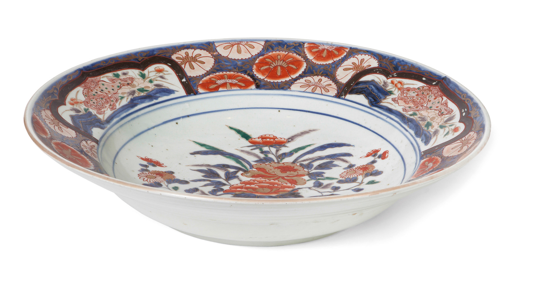 A LARGE IMARI DISH