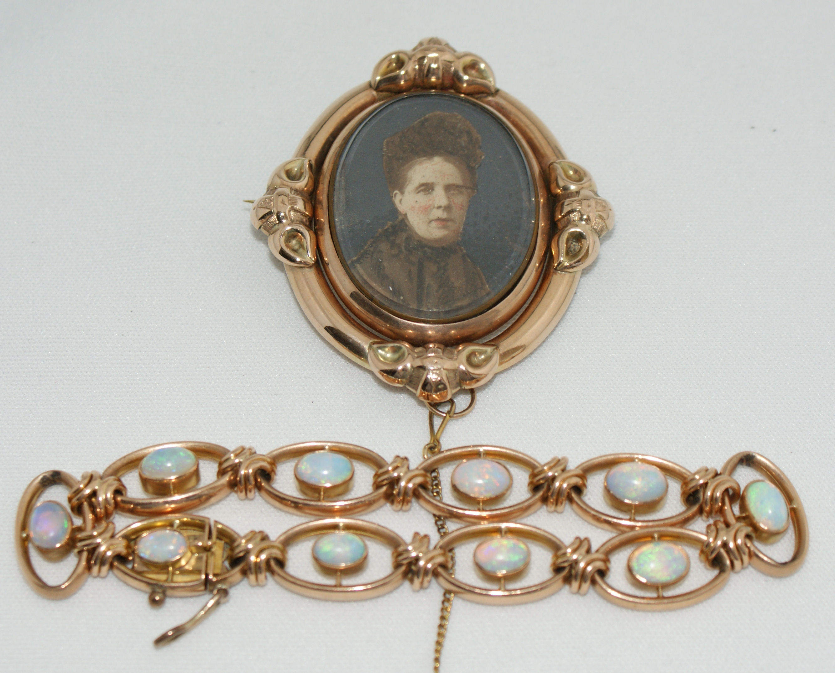 An Edwardian gold and opal bracelet