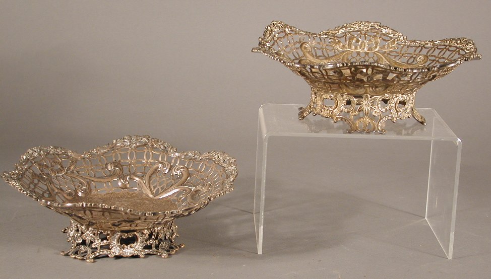A pair of Victorian small bowls