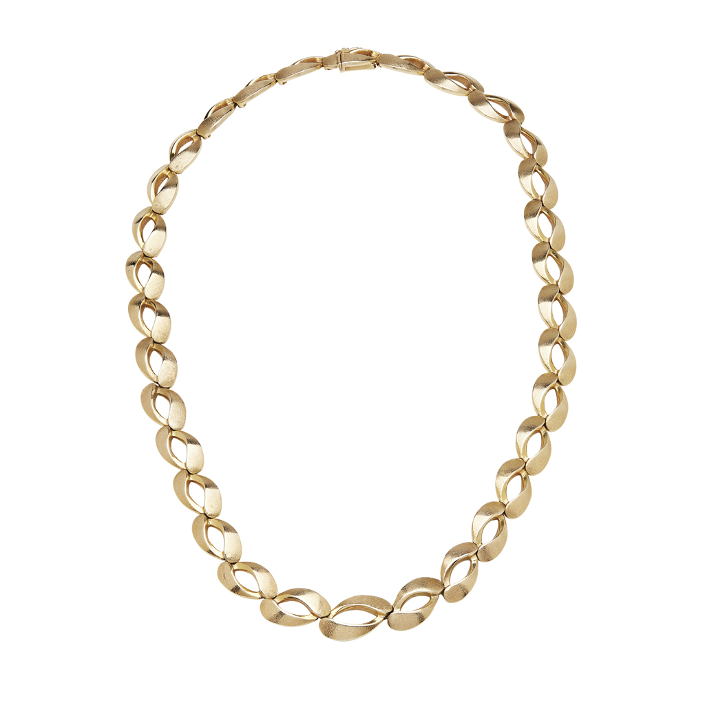 A modern textured link necklace