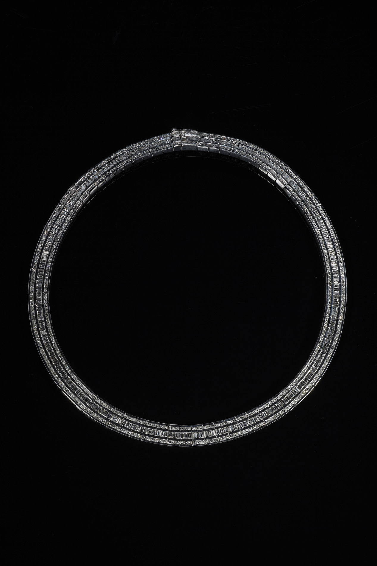 A modern 18ct white gold mounted diamond set necklace