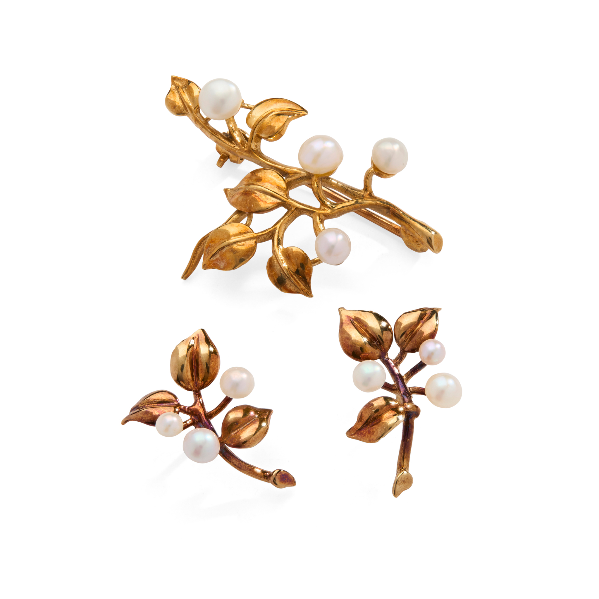 CAIRNCROSS OF PERTH: A 9CT GOLD SCOTTISH FRESHWATER PEARL 'BLAEBERRY' BROOCH AND EARRINGS