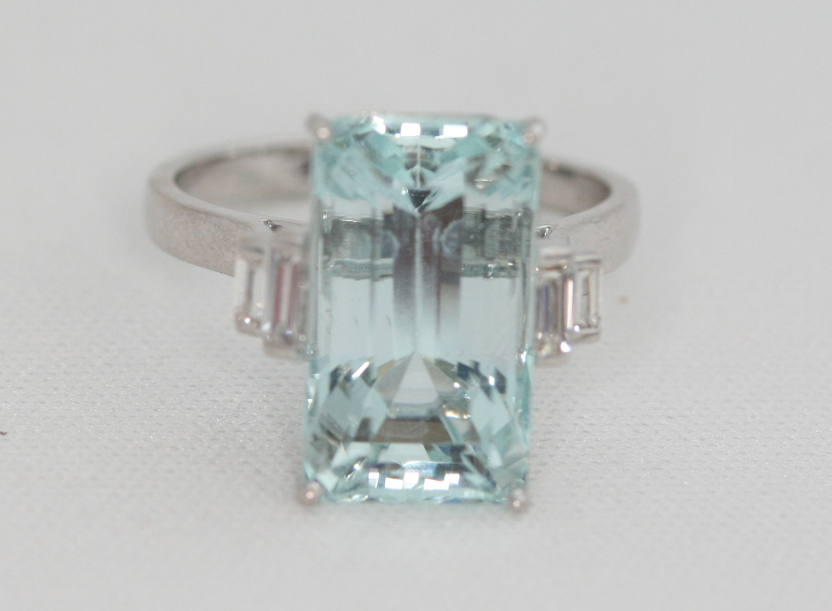 A modern 18ct white gold mounted aquamarine and diamond set ring,