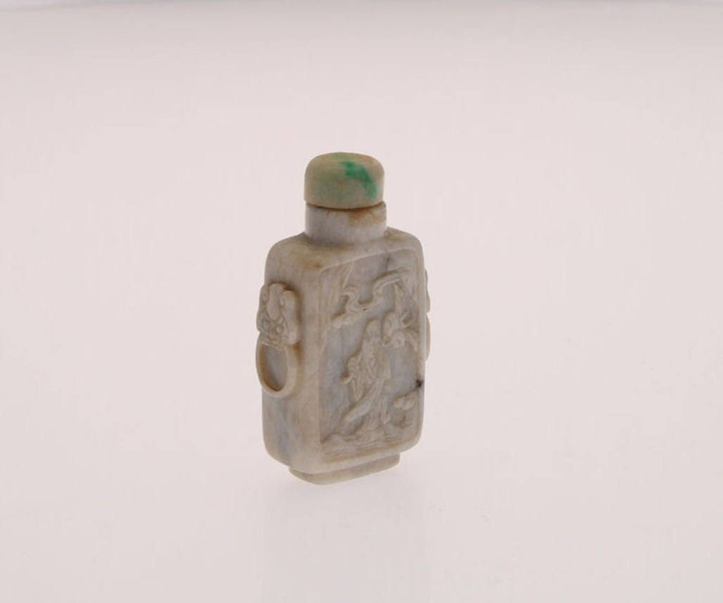 A Chinese mottled grey jade snuff bottle