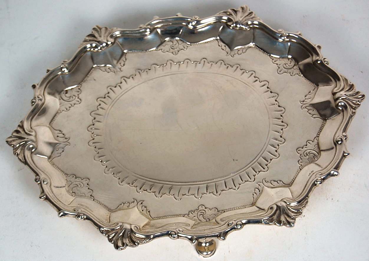 A George III oval teapot stand