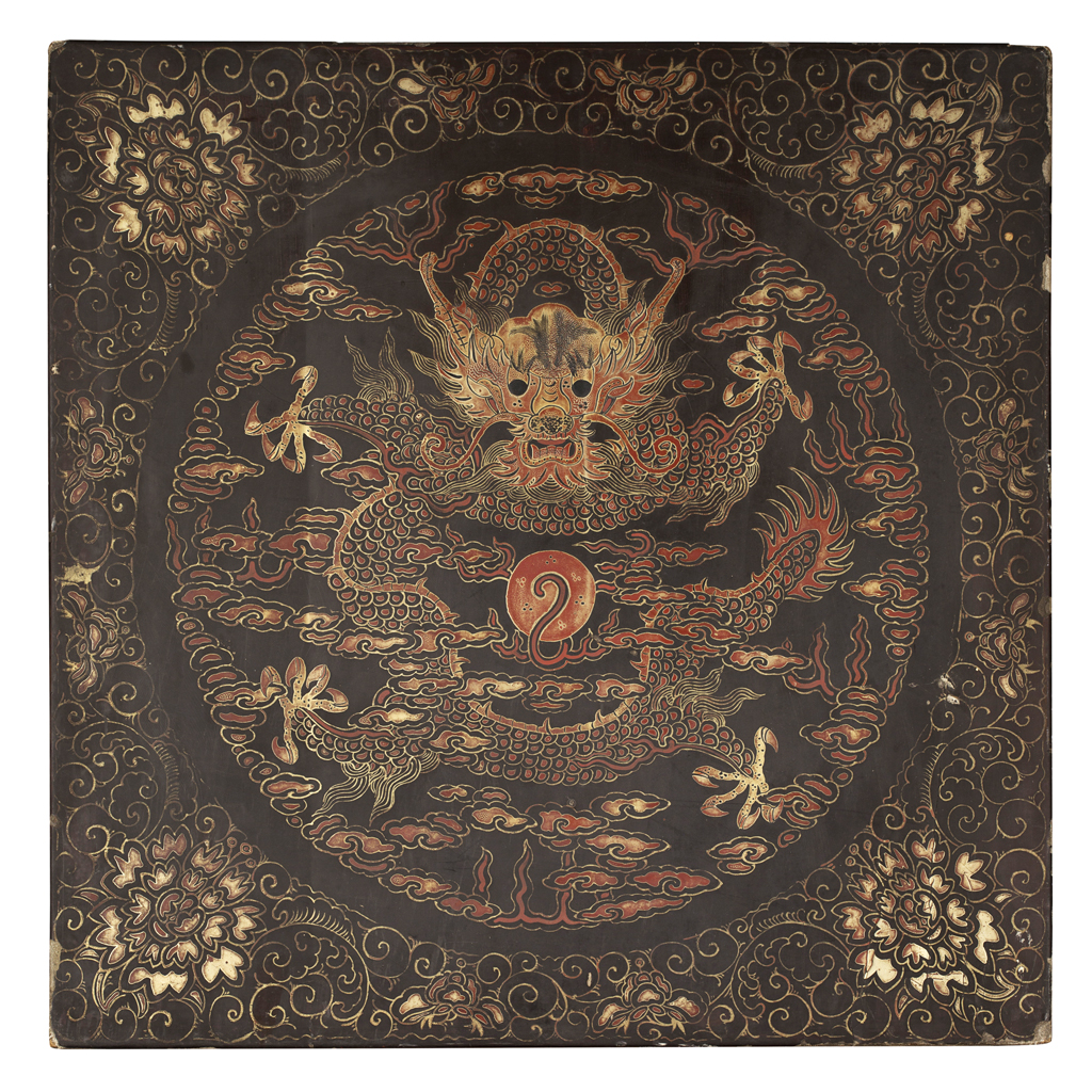 LACQUERED 'DRAGON' ROBE BOX