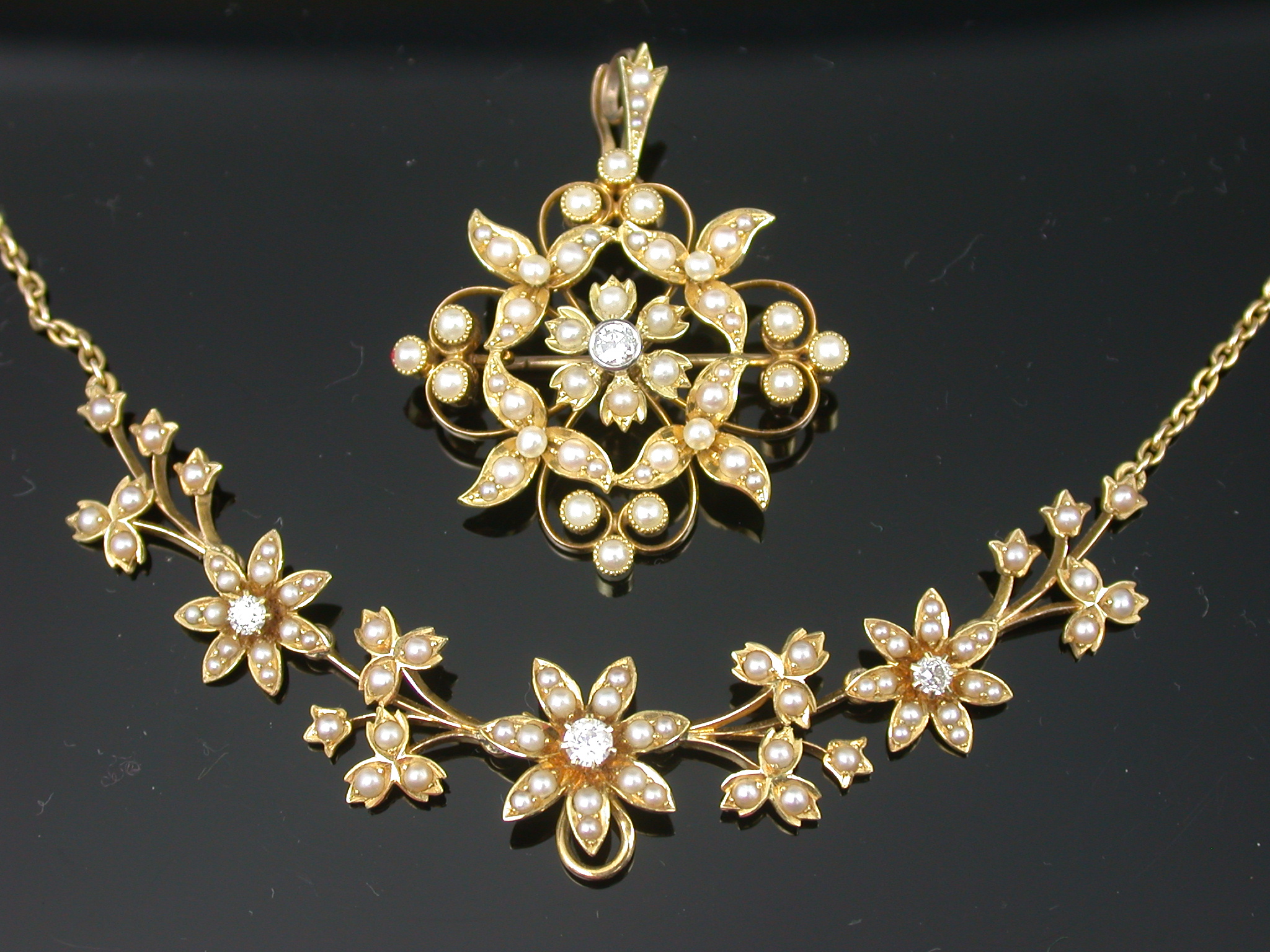 An Edwardian 15ct gold mounted floral necklace,