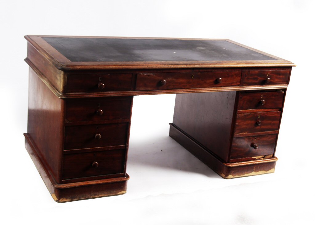 VICTORIAN MAHOGANY PEDESTAL DESK