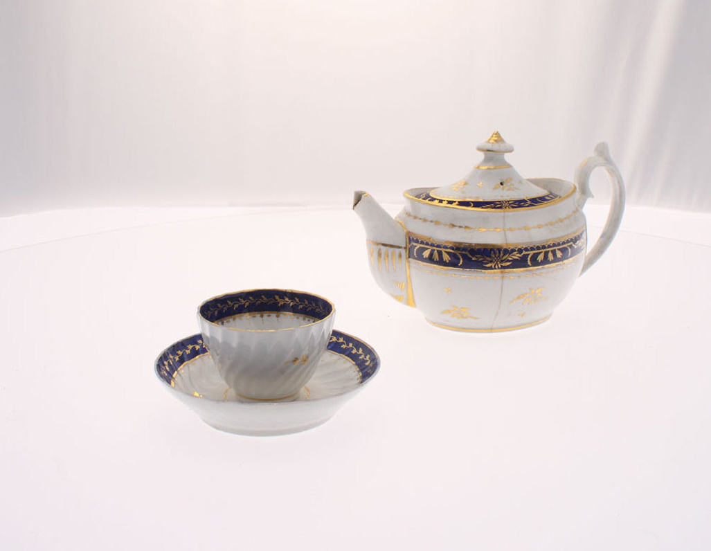 A George III Chamberlains of Worcester tea pot and associated tea service