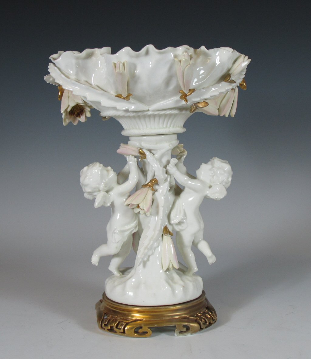 A Moore's ware comport