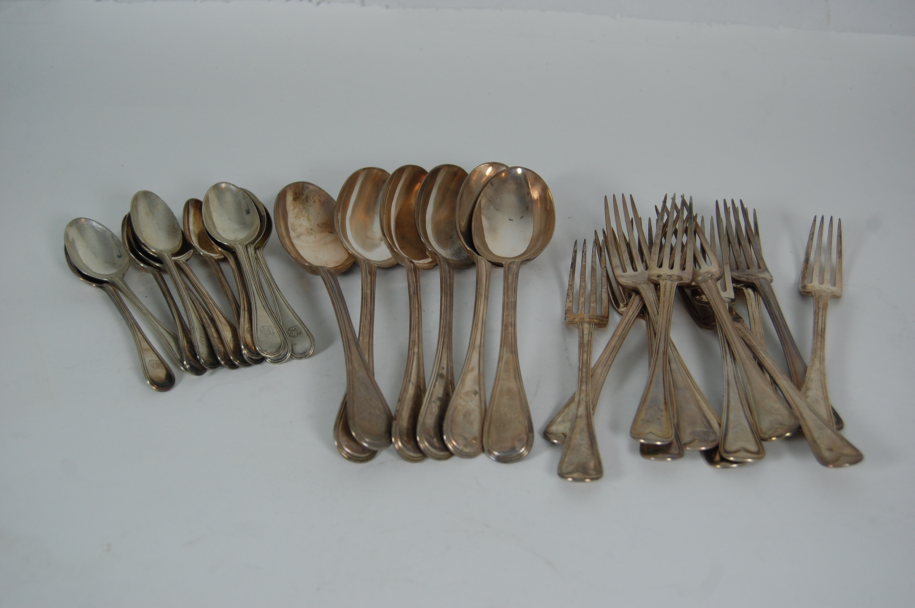Canteen of Victorian old English and Thread cutlery