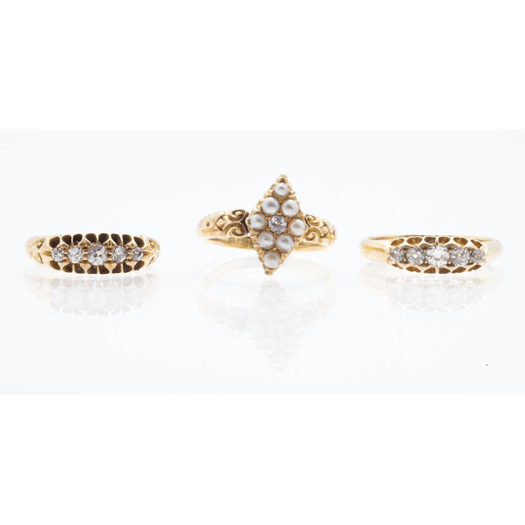 A diamond and pearl set ring