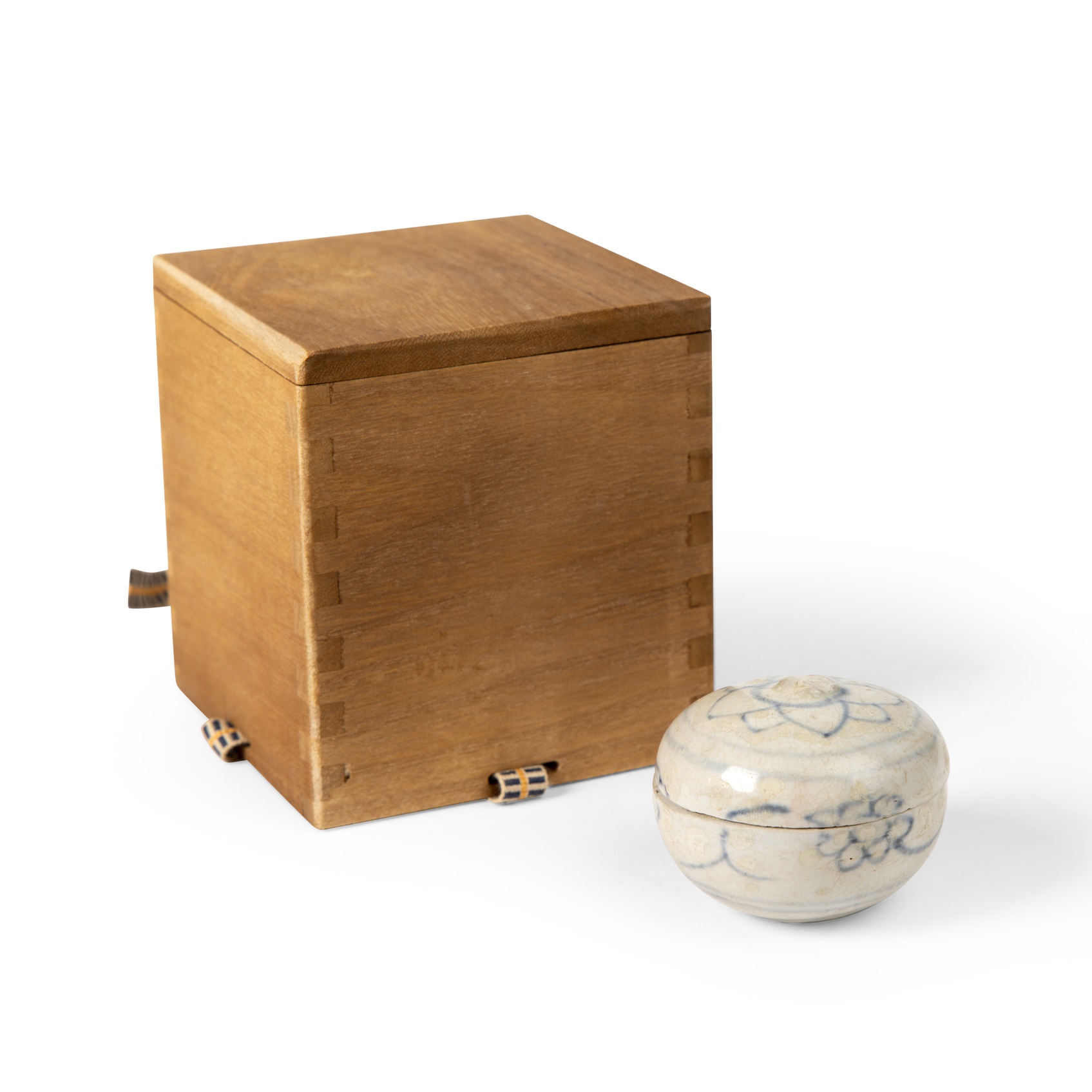 SMALL CHINESE BLUE AND WHITE BOX AND COVER