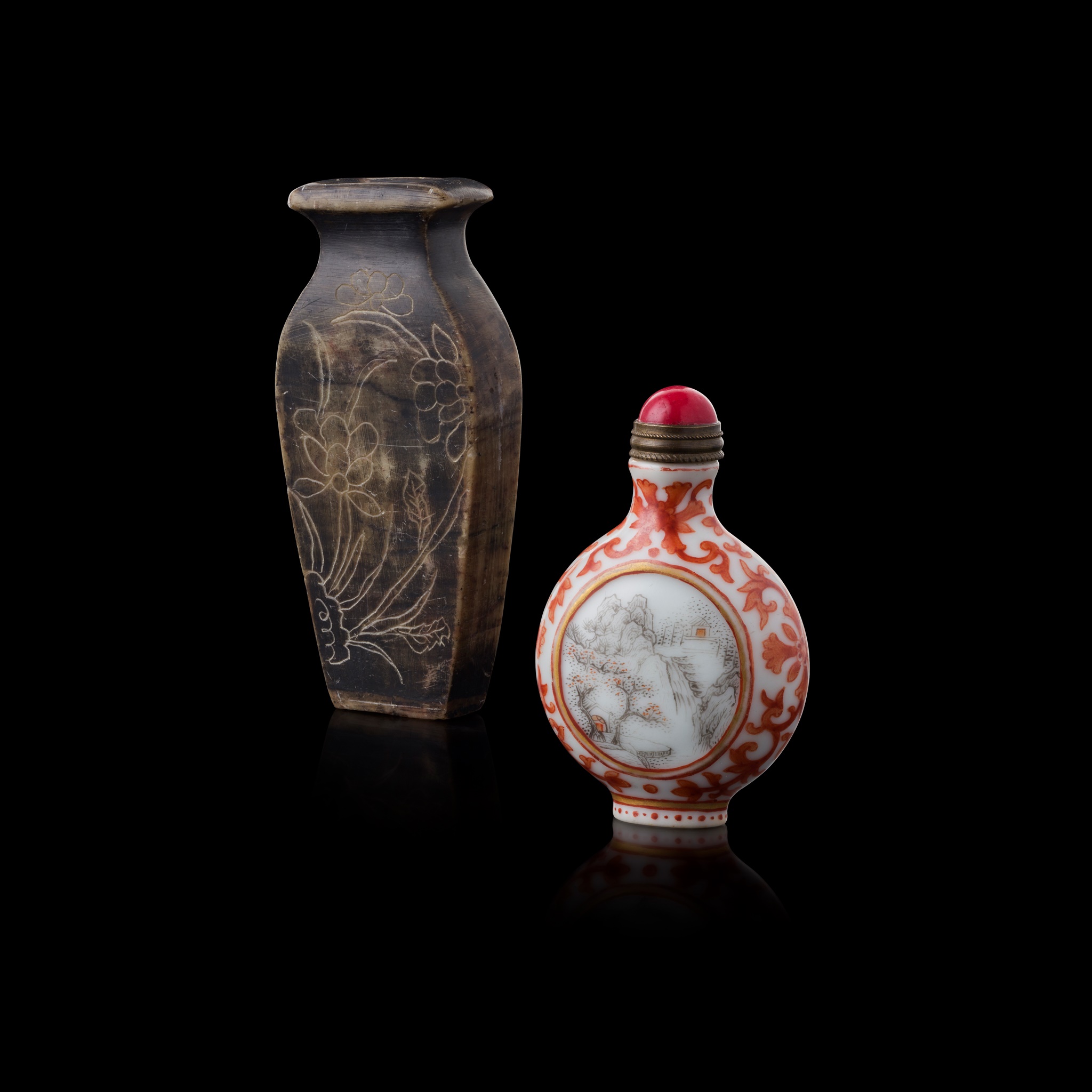 IRON-RED AND GRISAILLE-DECORATED SNUFF BOTTLE