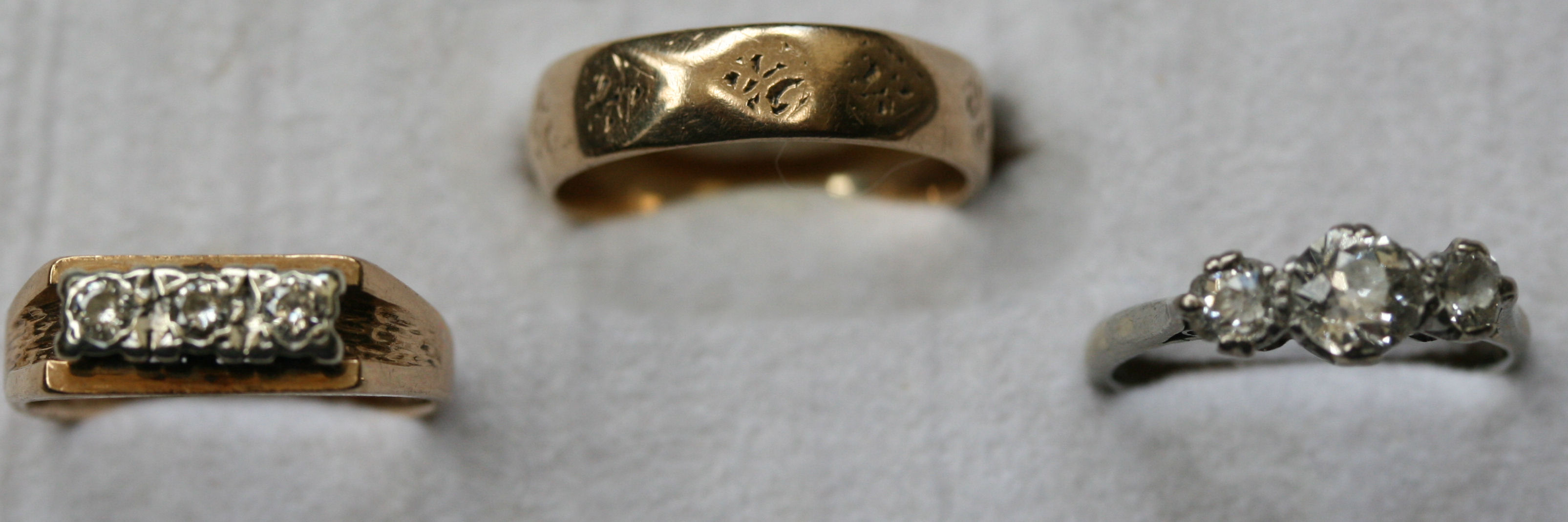 An 18ct white gold and platinum mounted three-stone diamond ring,