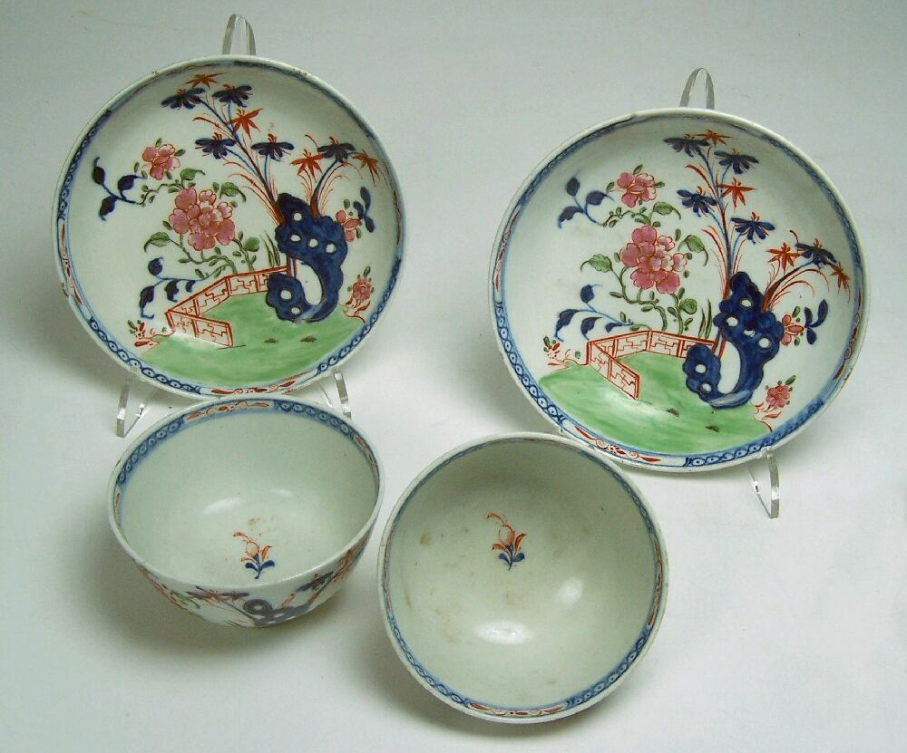 A pair of 19th century Lowestoft tea bowls and saucers, 1780-85