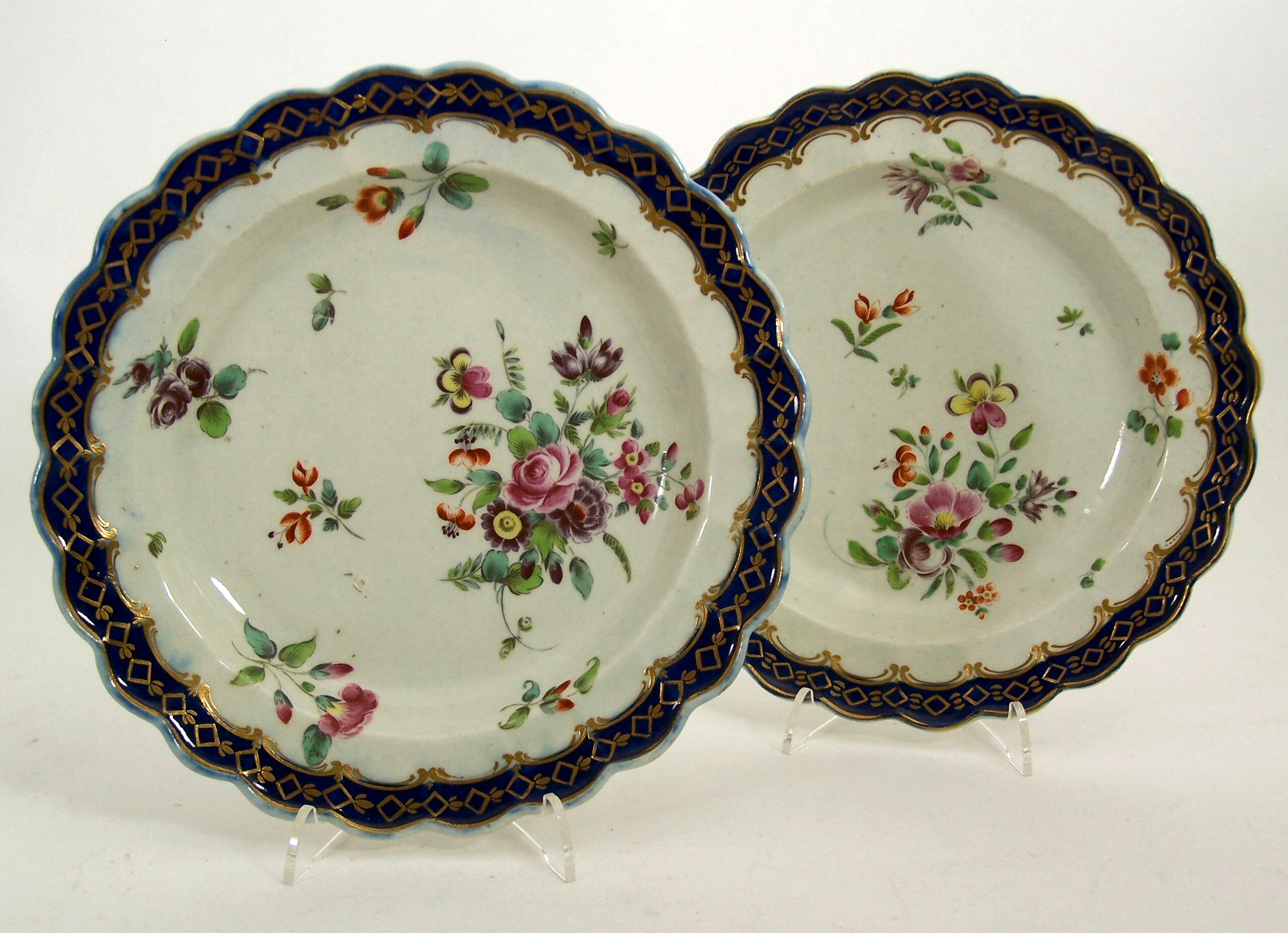 A pair of late 18th century Worcester plates,