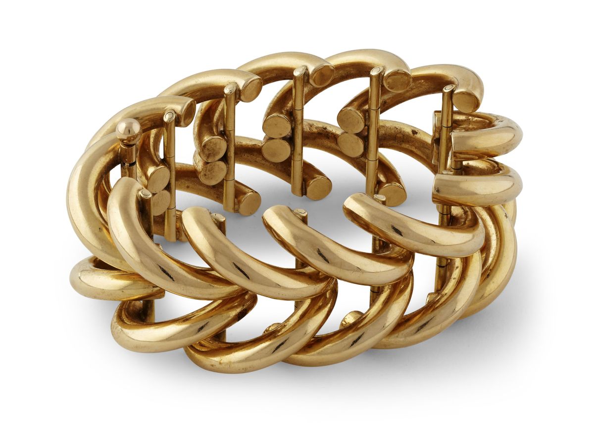 An interesting flexible gold bracelet