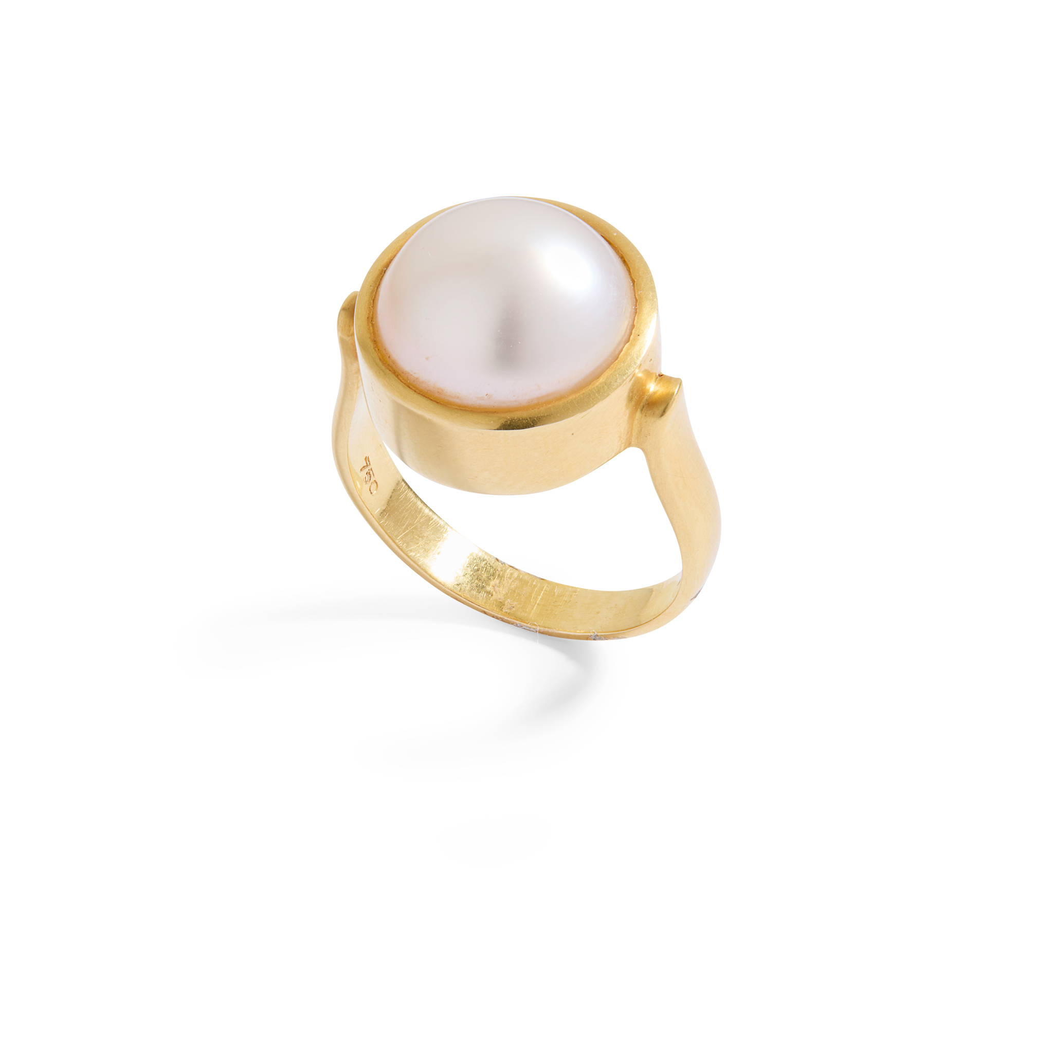 An 18ct Gold Cultured Pearl Ring