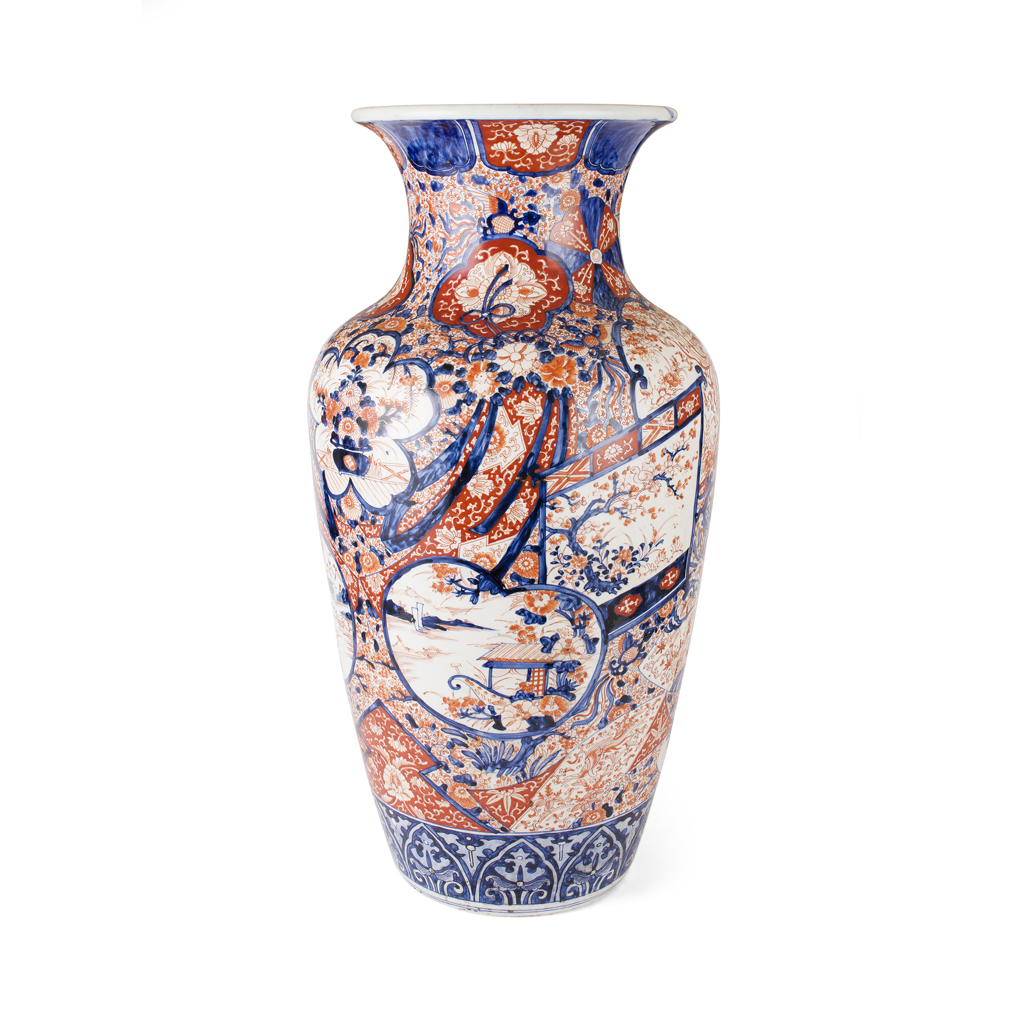 LARGE JAPANESE IMARI PORCELAIN VASE