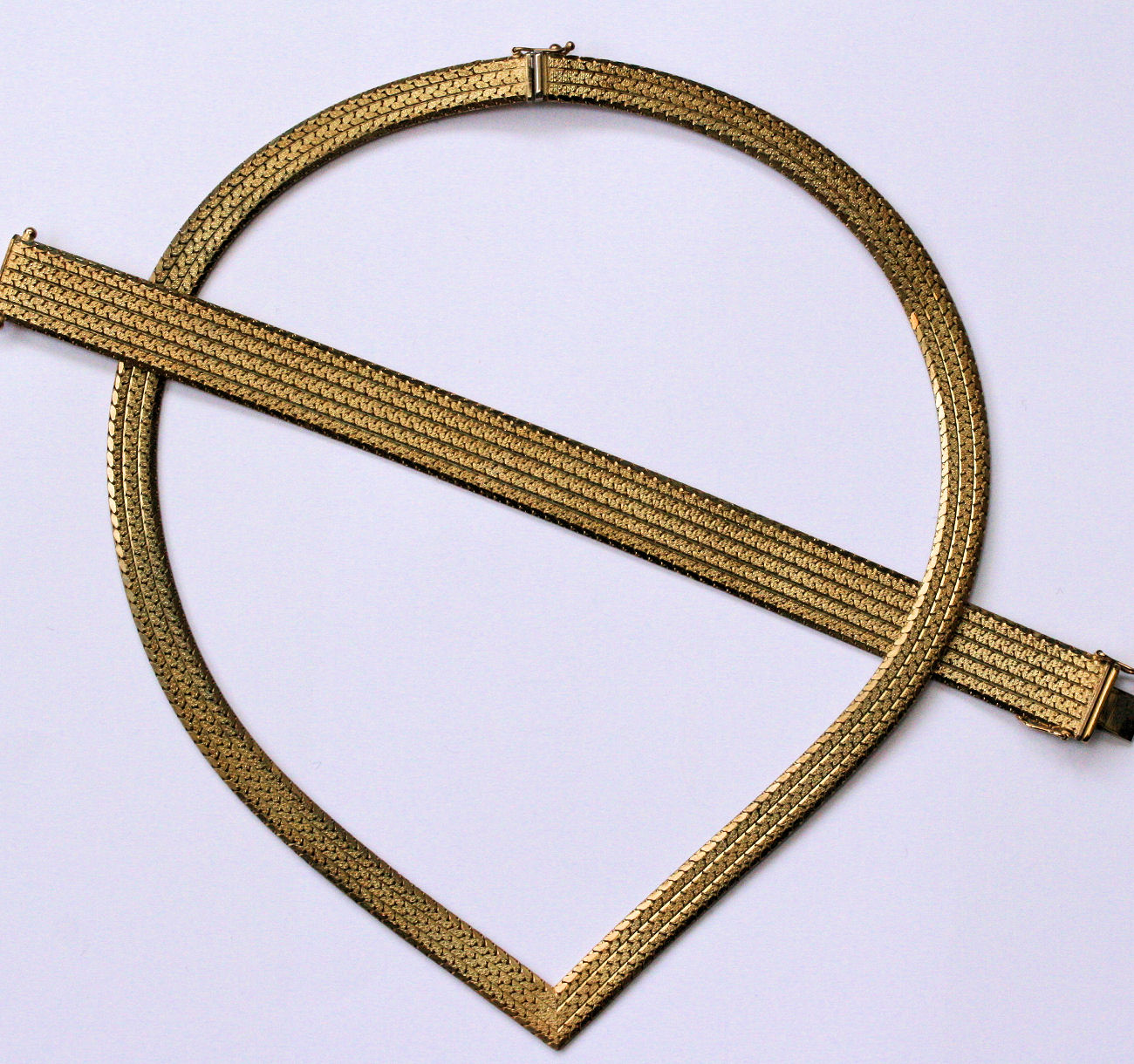 A 9ct gold mesh suite