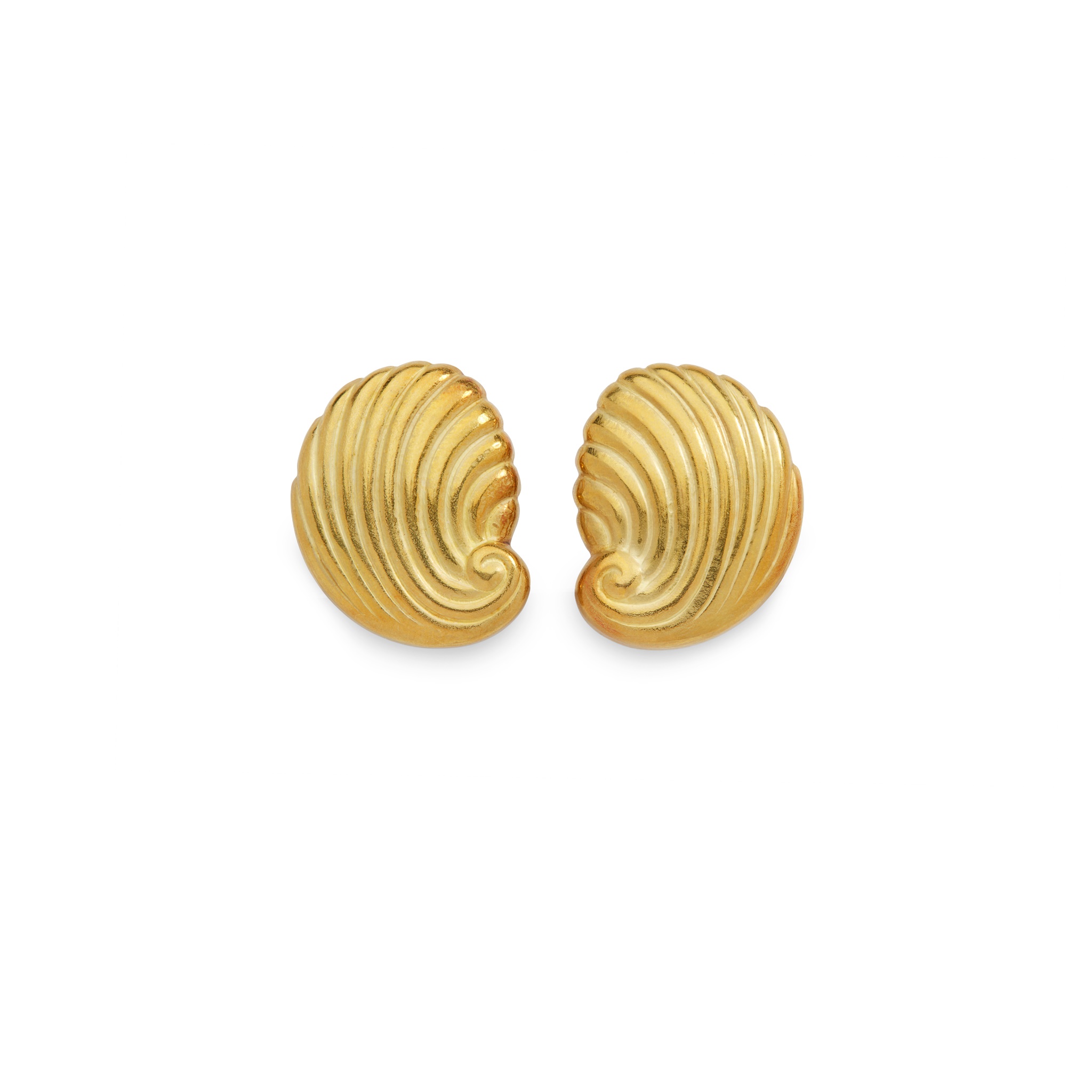 A pair of shell earrings, by Leo de Vroomen