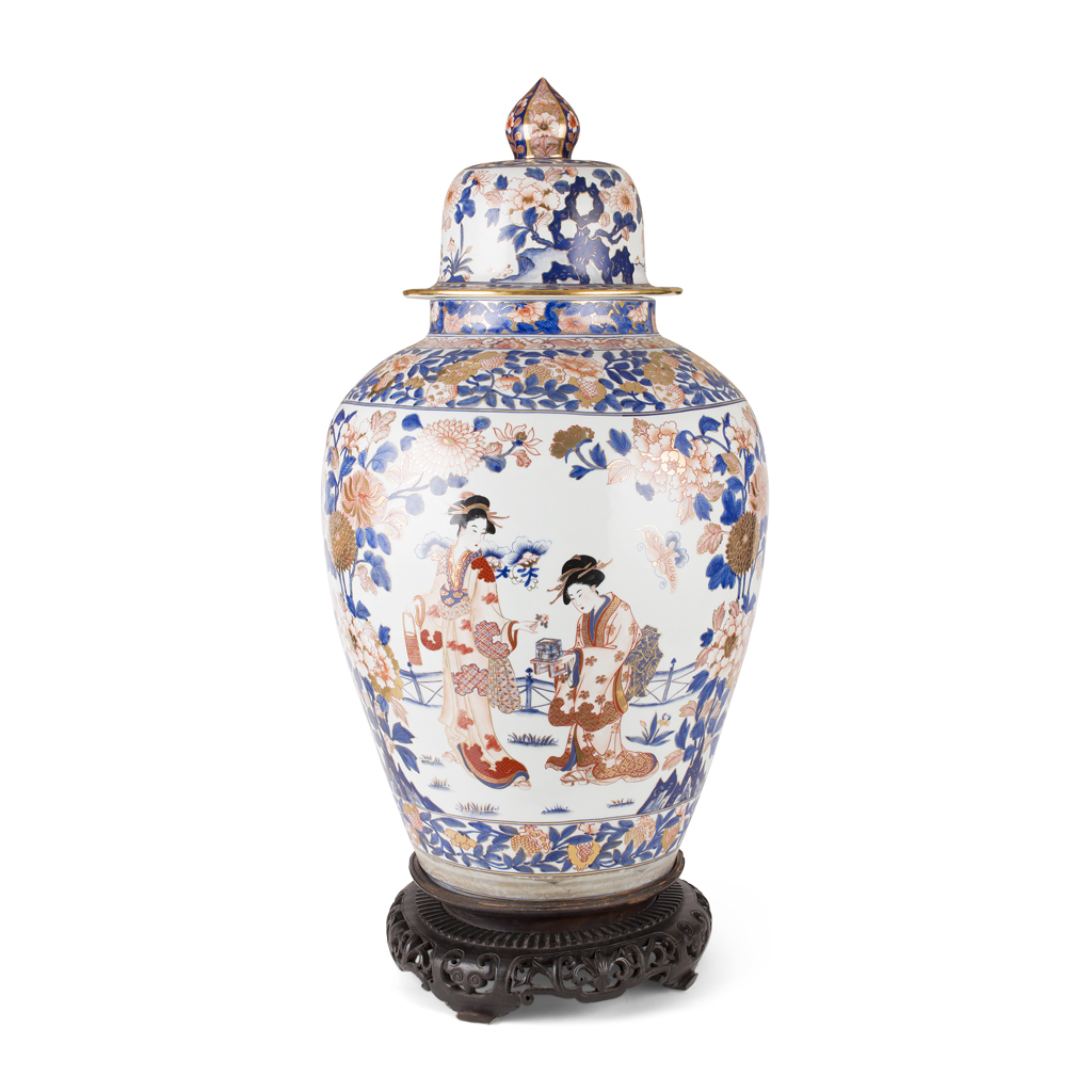 LARGE JAPANESE IMARI PORCELAIN COVERED VASE