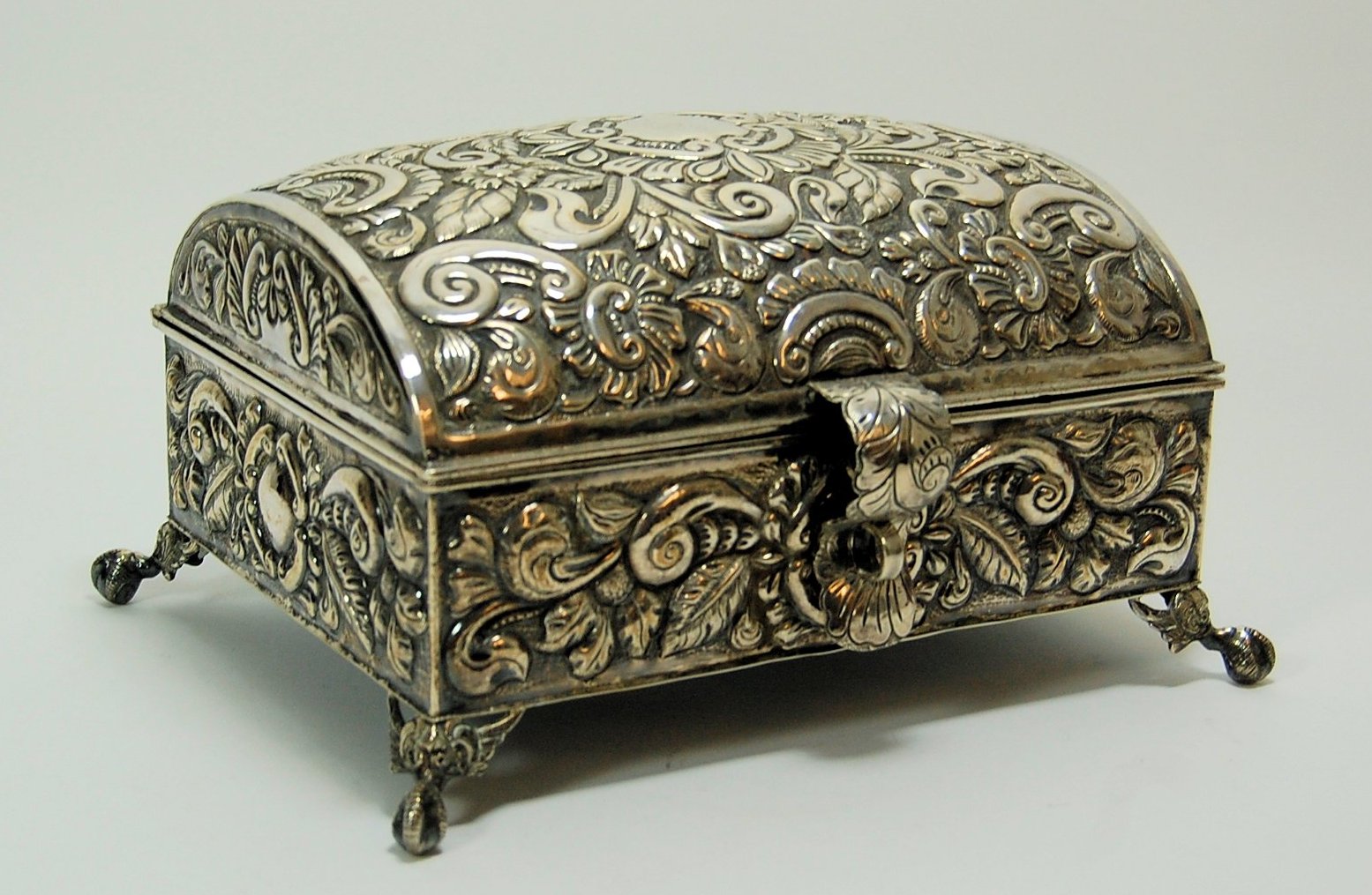 A 19th century Peruvian jewellery casket