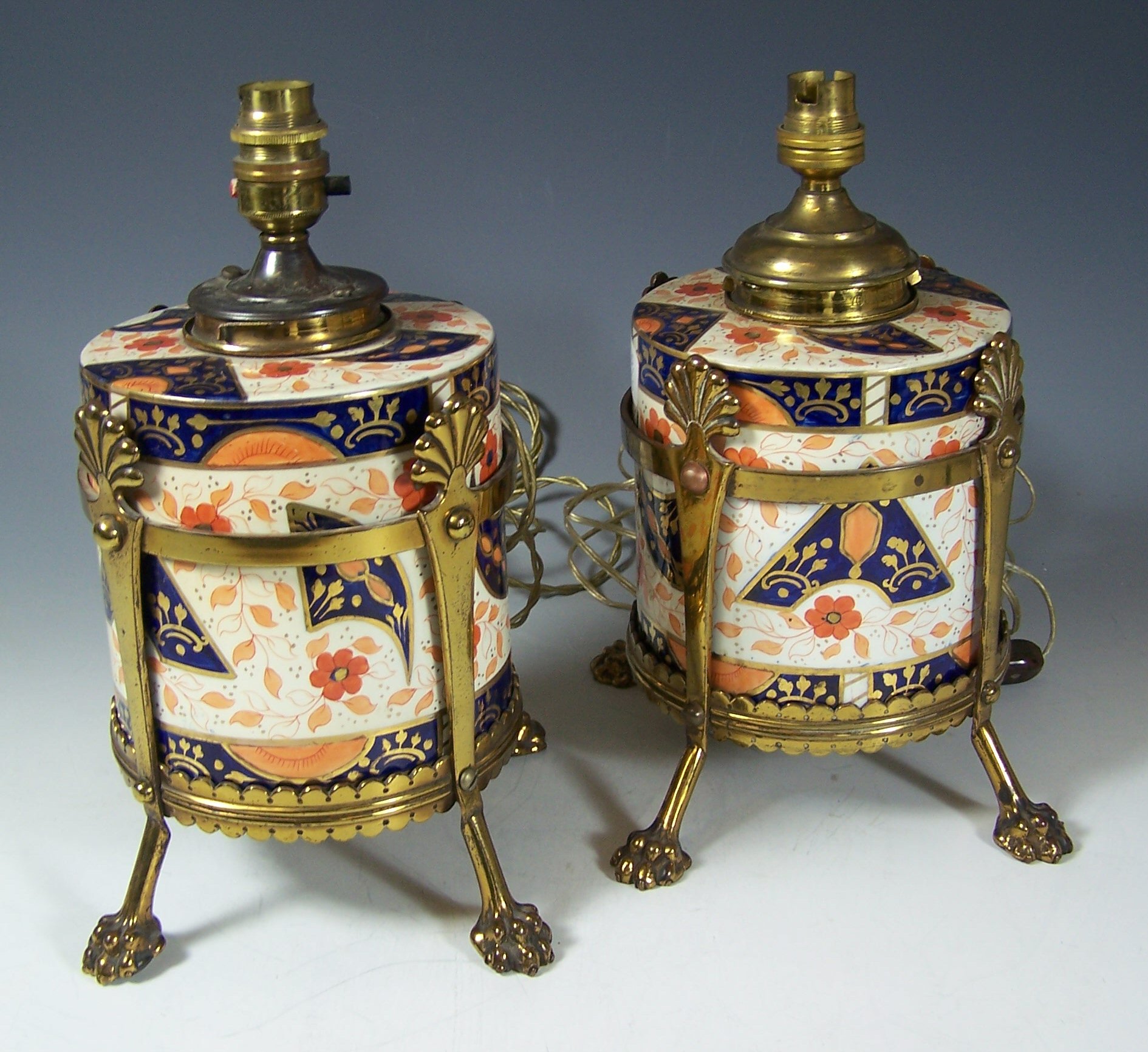 A pair of Imari palette table lamps in brass frames,