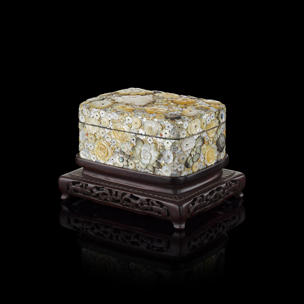 FINE SHIBAYAMA INLAID 'MILLEFLEUR' BOX AND COVER