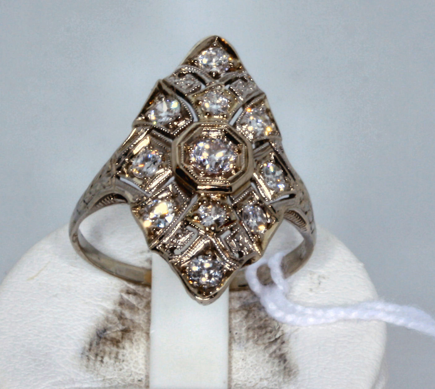 An early 20th century platinum mounted diamond cluster ring,