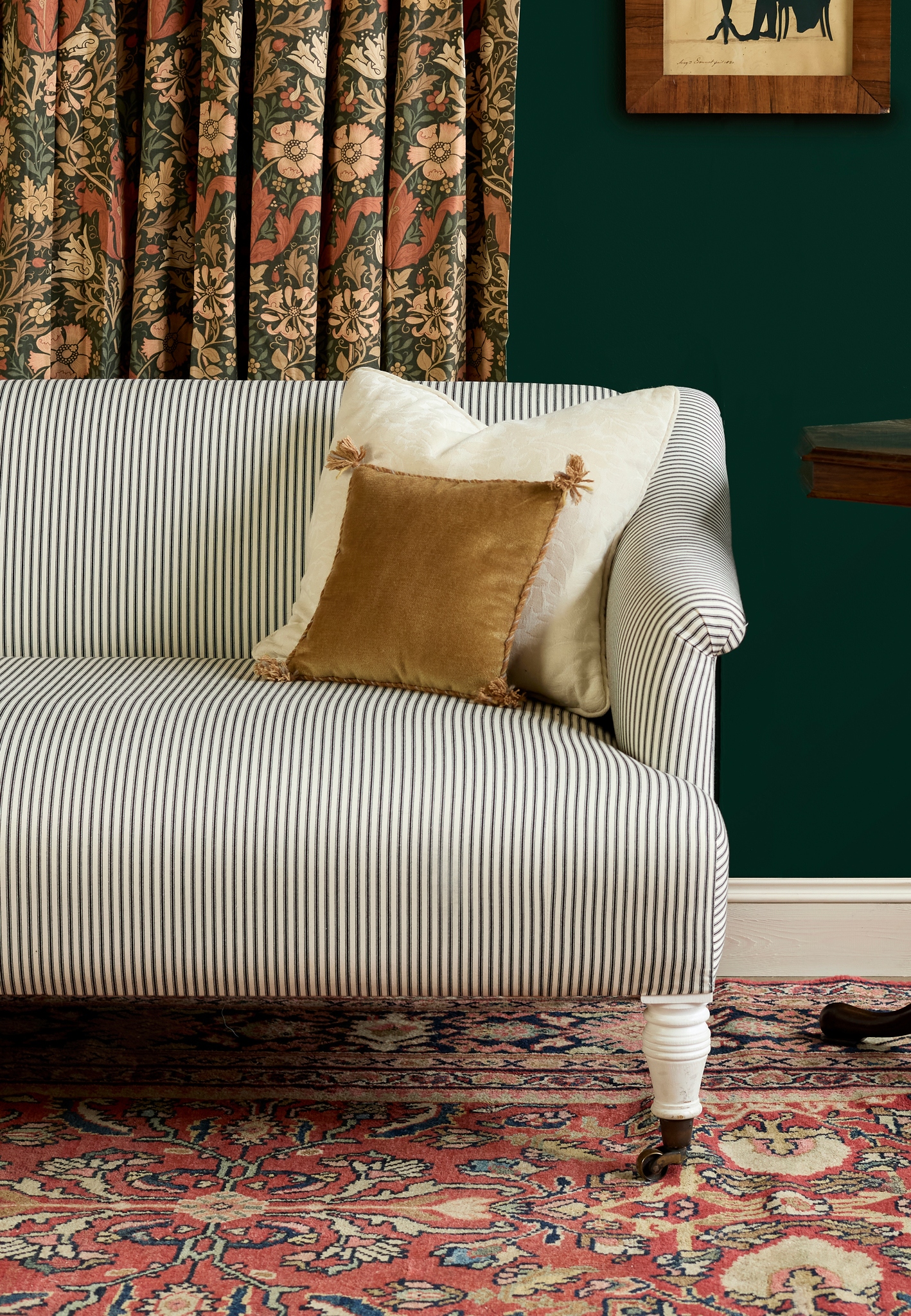 VICTORIAN STYLE SOFA