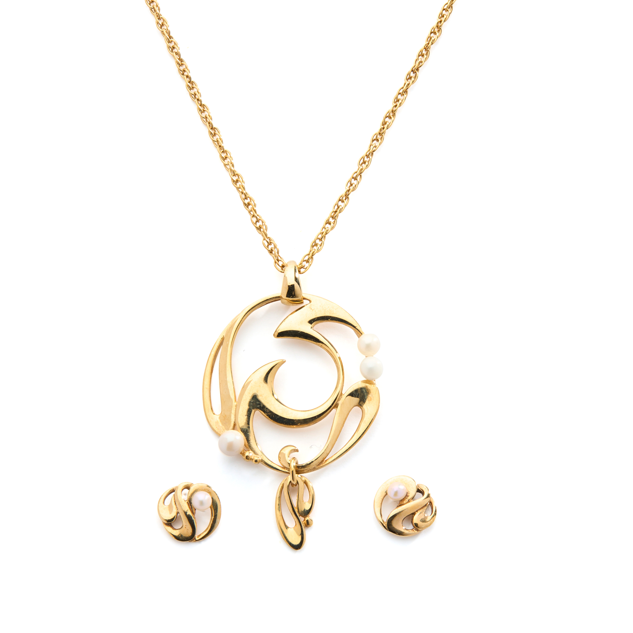 CAIRNCROSS OF PERTH: A 9CT GOLD SCOTTISH FRESHWATER PEARL 'LEOD' PENDANT AND EARRINGS