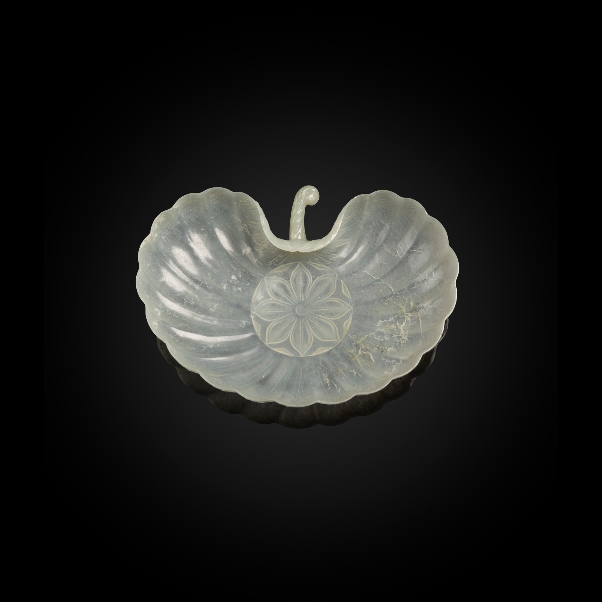 MUGHAL-STYLE PALE CELADON JADE SHELL-FORMED DISH