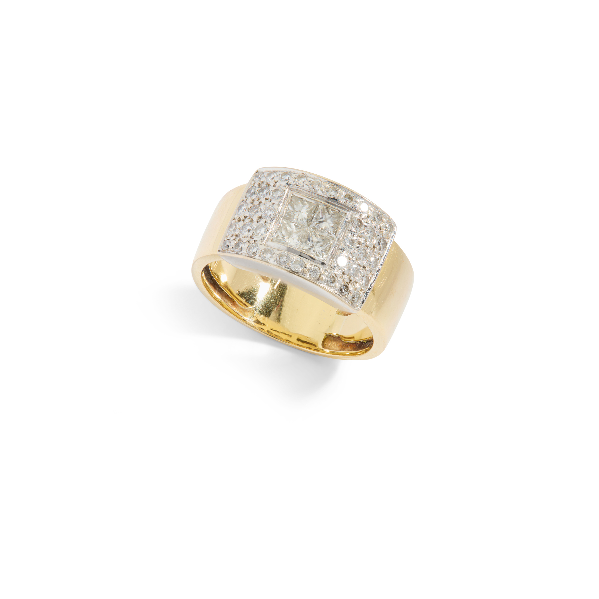 A diamond cluster ring