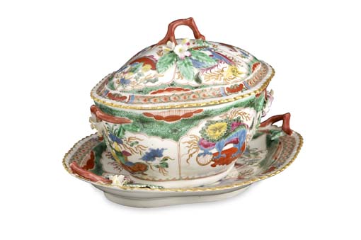 An 18th century Worcester sauce tureen, cover and stand, circa 1770