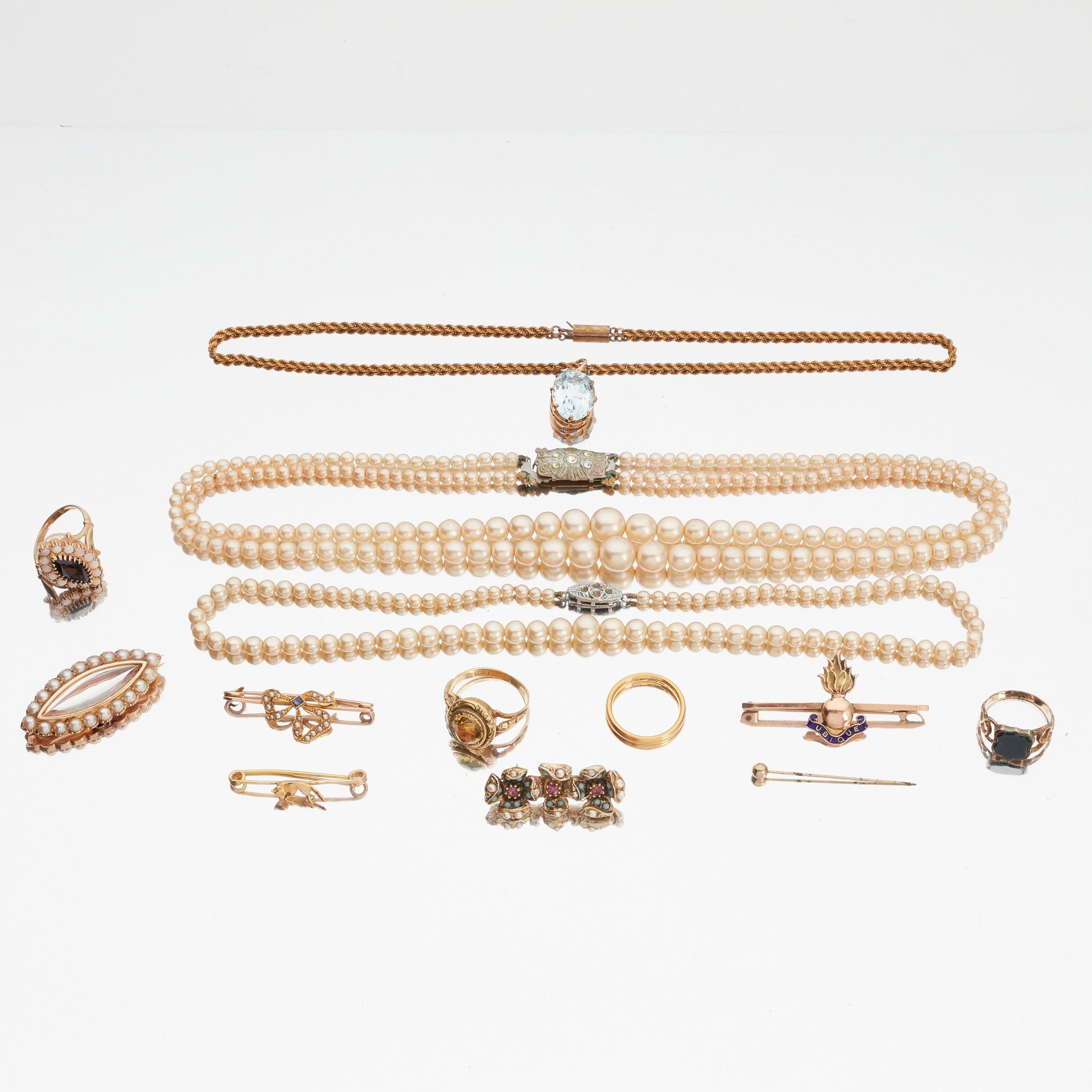 A collection of jewellery to include a 9ct gold sapphire and opal set cluster ring