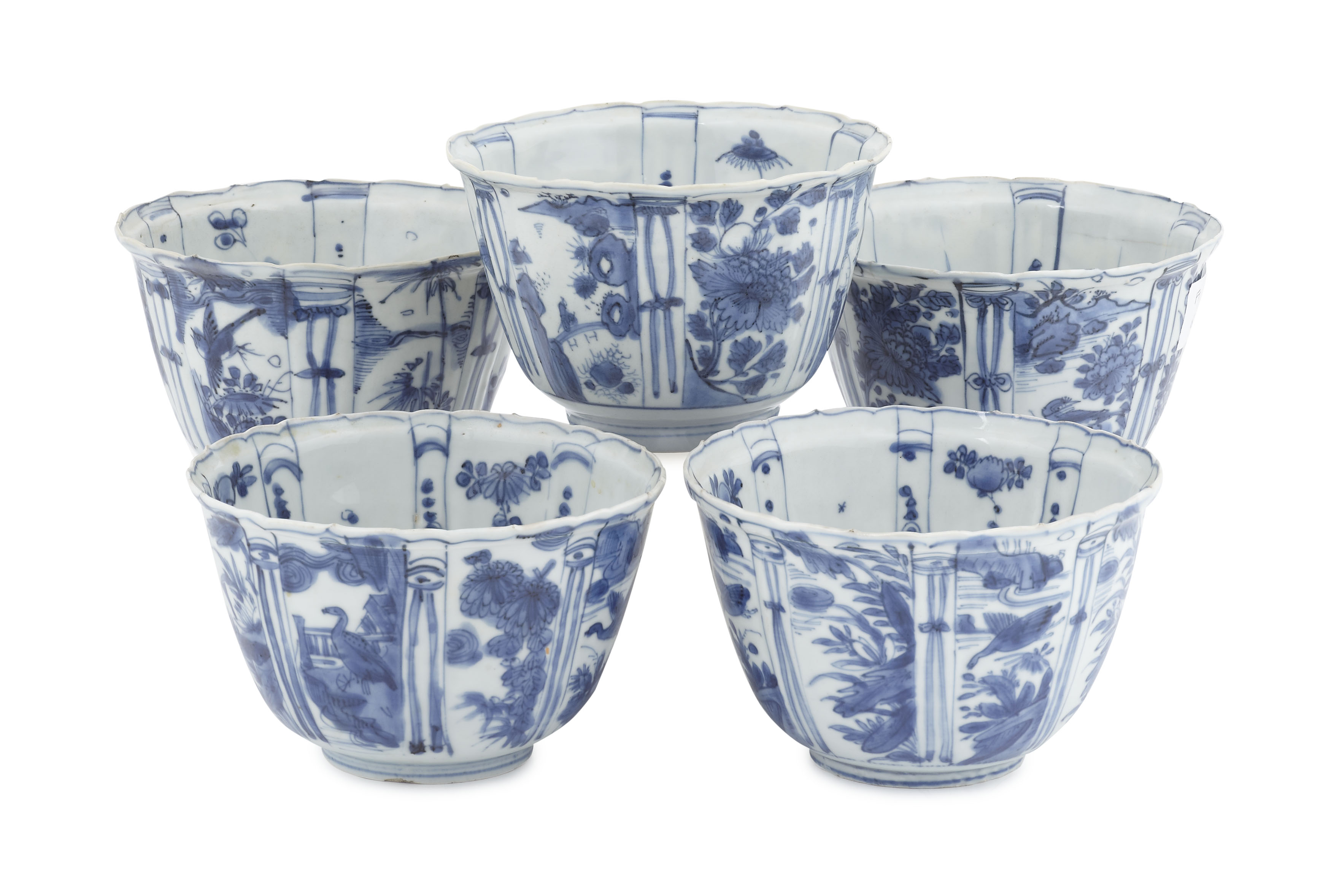 FIVE CHINESE KRAAK WARE BLUE AND WHITE BOWLS