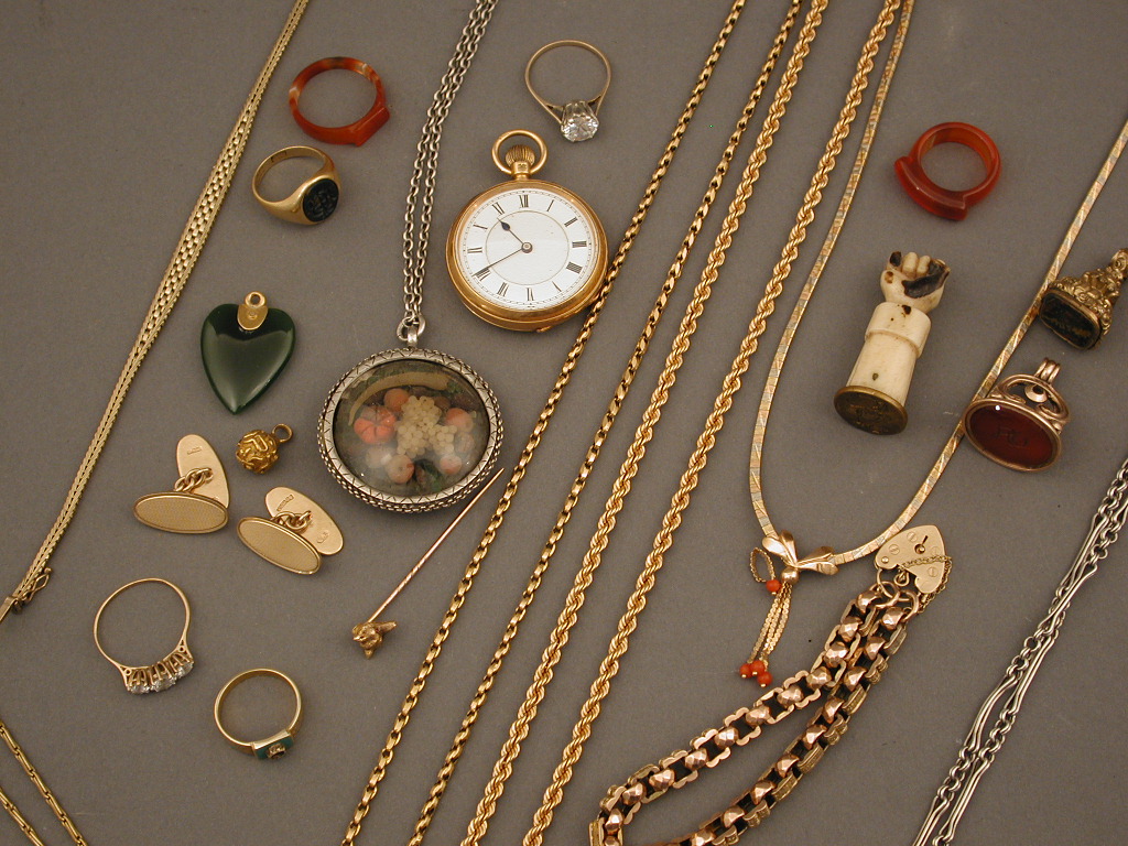 A group of miscellaneous jewellery