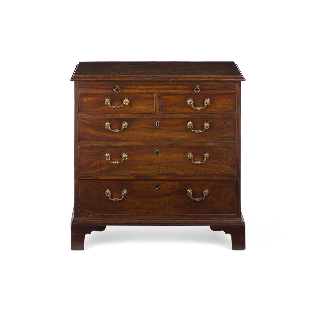 GEORGE III MAHOGANY BACHELOR'S CHEST OF DRAWERS