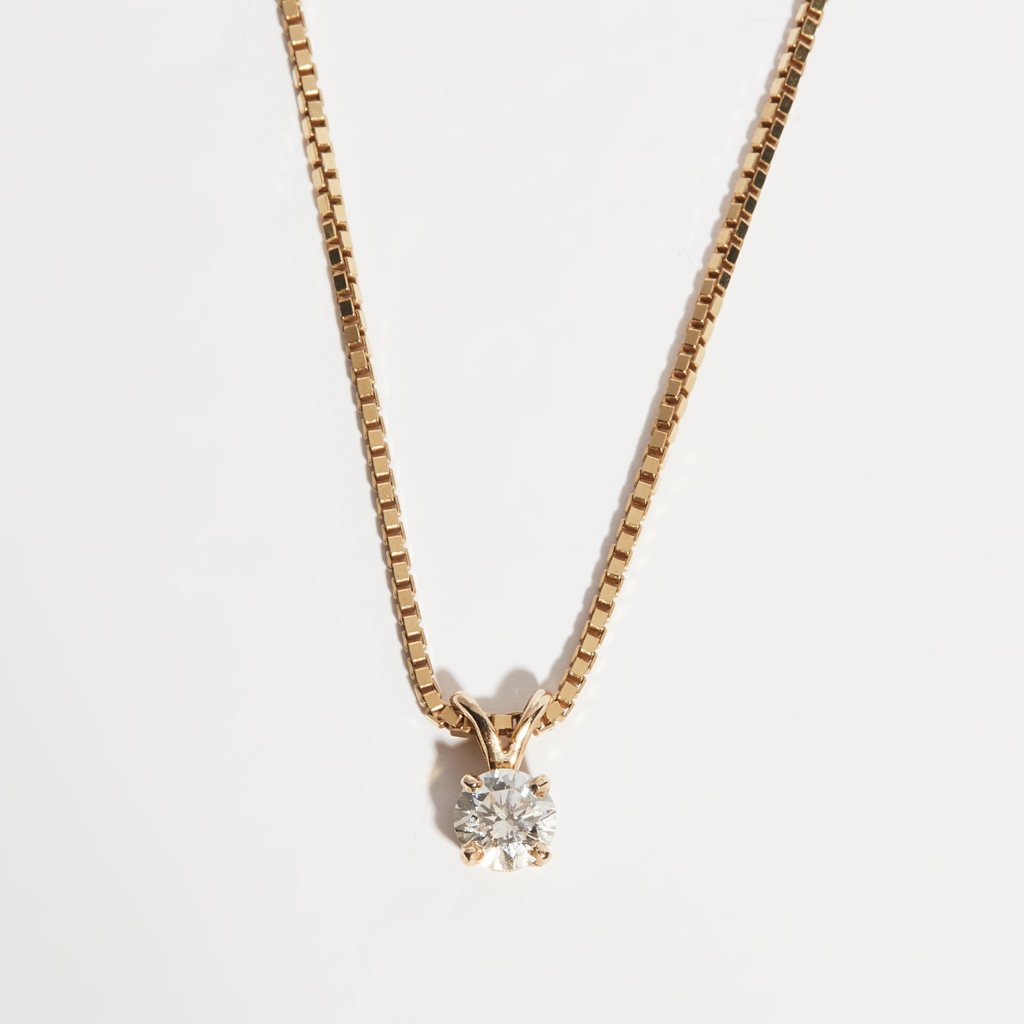 A diamond set pendant necklace