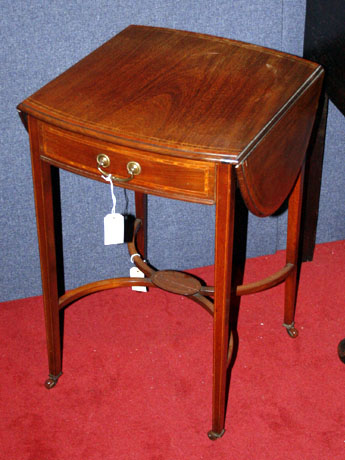 An Edwardian mahogany Pembroke table