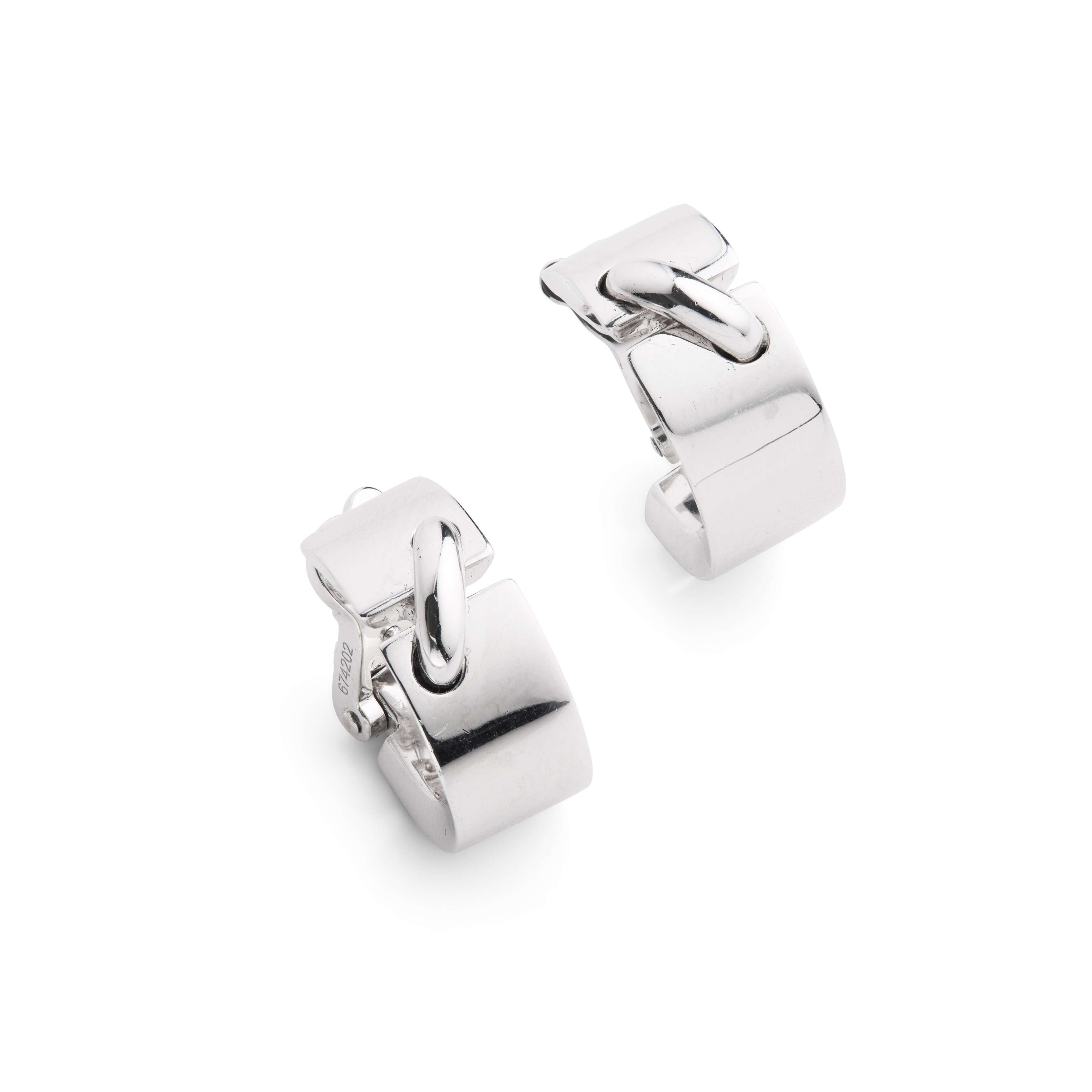 Chaumet: A pair of hoop earrings