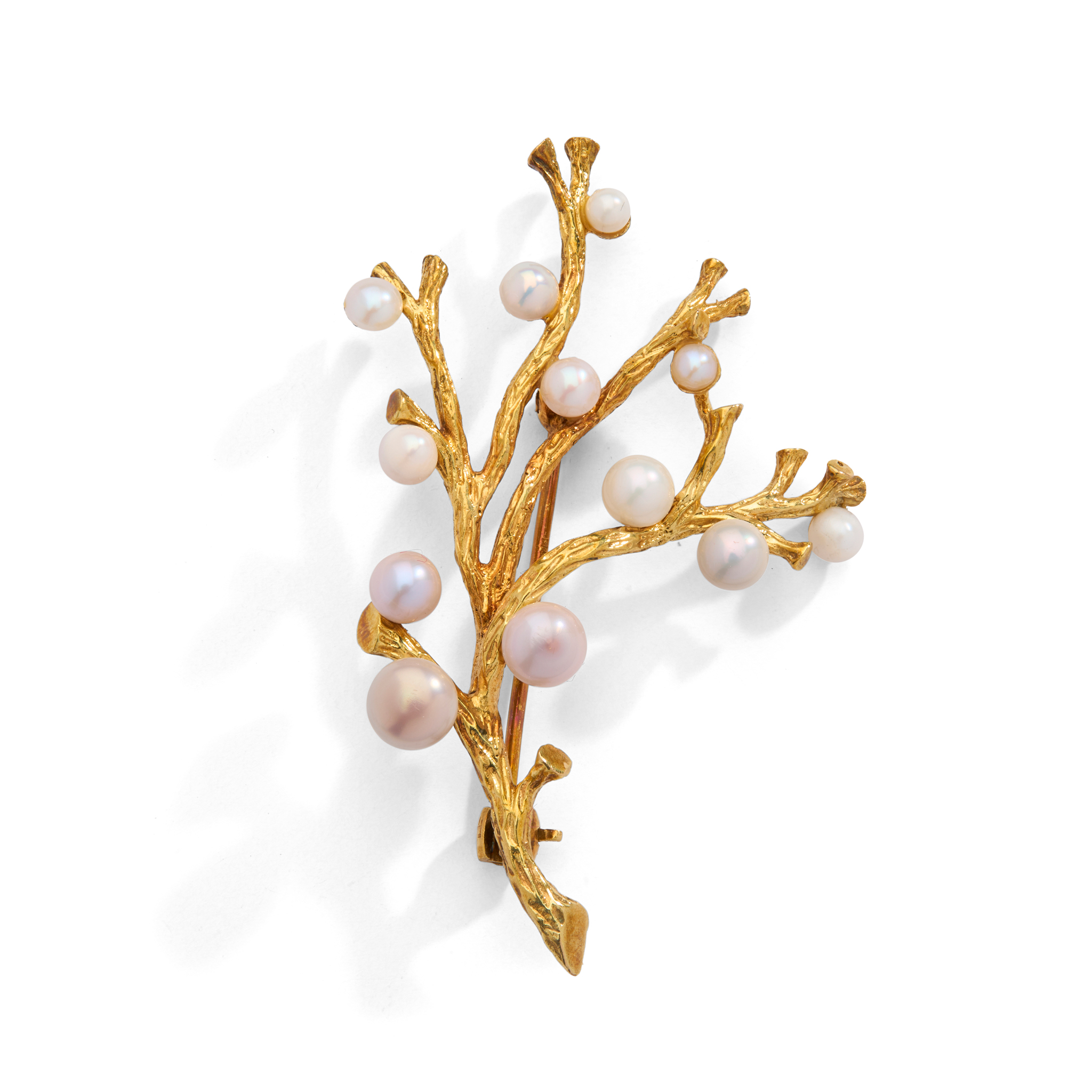 CAIRNCROSS OF PERTH: A 9CT GOLD SCOTTISH FRESHWATER PEARL BROOCH