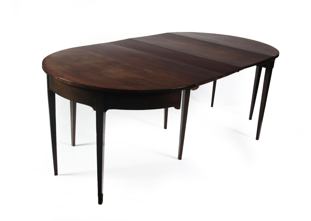 GEORGIAN STYLE MAHOGANY DINING TABLE