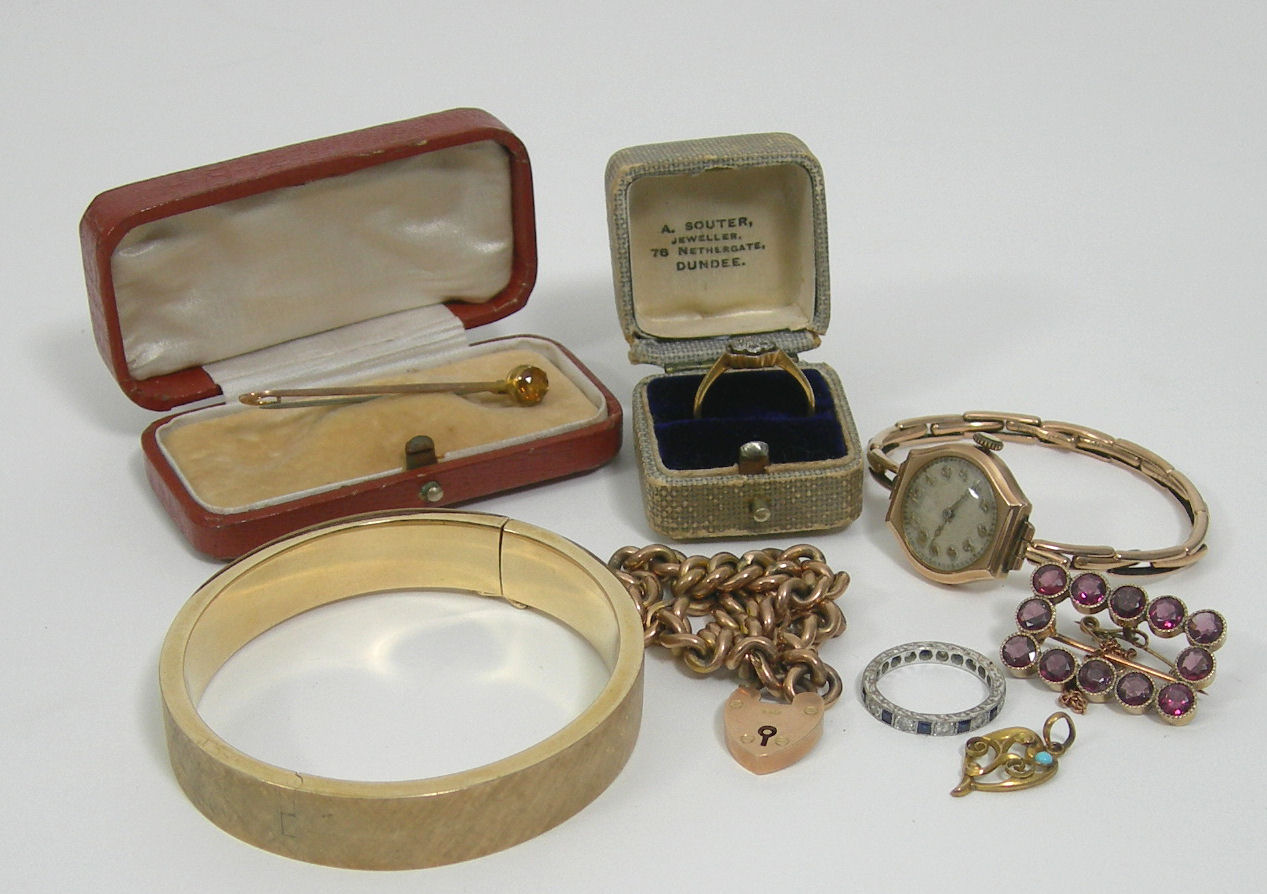 A collection of items, TO INCLUDE 2 ADDITIONAL PAIRS OF GOLD EARRRINGS