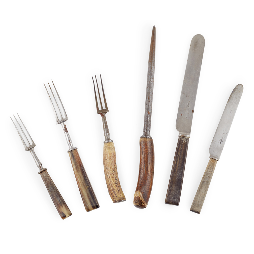 A PART SET OF SCOTTISH HORN CUTLERY BY HILLIARD, EDINBURGH